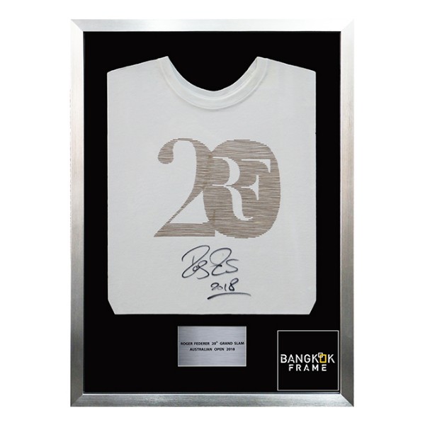 กรอบรูปโชร์เสื้อขาวพร้อมลายเซ็นนักร้องที่ชอบ